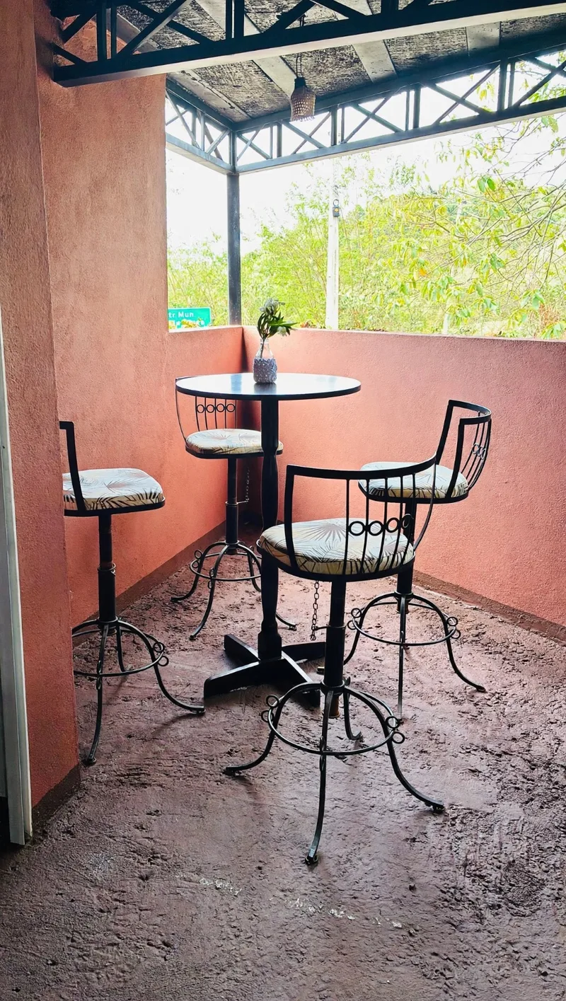 Mesa alta no terraço com vista para as árvores